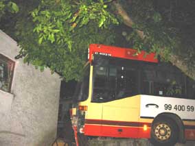 Bus im Anflug - kurz vor dem Aufprall